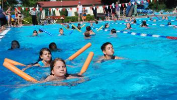 Traditionell eröffnen um 9 Uhr die Grundschüler aus Karstädt und Groß Warnow das  Stunden-Schwimmen im Freibad. 