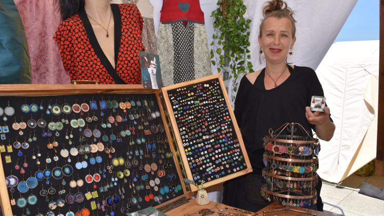 Besonderen Emaille-Schmuck in leuchtenden Farben stellt Tina Oppelt her und verkauft ihn beim Kunsthandwerkermarkt in Warnemünde