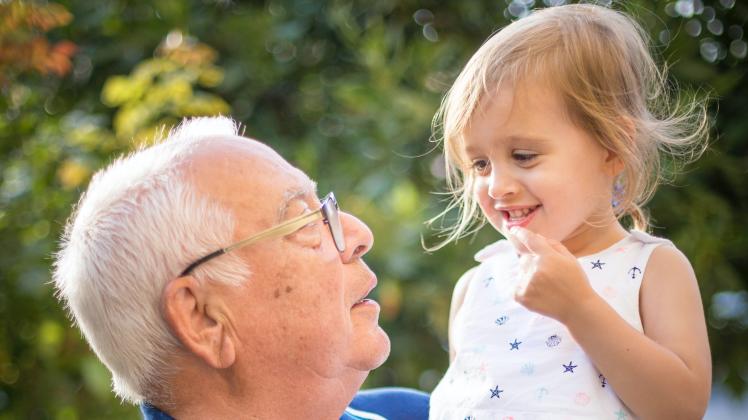 Zeit mit den Enkeln zu verbringen, ist für viele Großeltern mehr Freude als Last. 