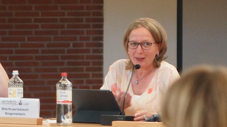 Die Bargteheider Bürgermeisterin Birte Kruse-Gobrecht beantwortet Fragen in der Stadtvertretersitzung