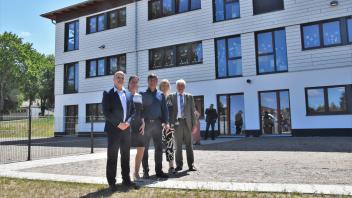 Steve Brockmann (v.l.), Anja Seelig, Sebastian Constien, Marion Breetzmann und Wolfgang Schmülling sind mit dem Neubau für die Grundschule in Sanitz äußerst zufrieden.