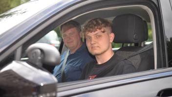 Ben van der Wyk und sein Fahrlehrer Joachim Eling warten seit Wochen auf einen Termin für die praktische Führerscheinprüfung.