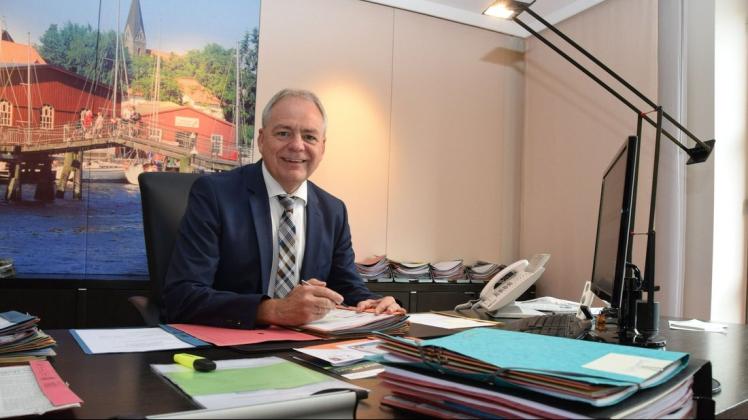 Eckernfördes Bürgermeister Jörg Sibbel (57, CDU) wechselt zum 29. Juni als neuer Staatssekretär ins schleswig-holsteinische Innenministerium.  