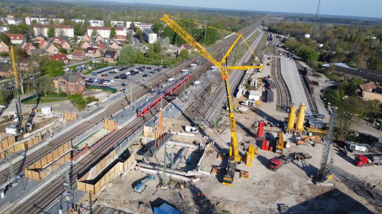 Im Mai waren die letzten drei von insgesamt zehn Hilfsbrücken eingehoben worden, über die der Zugverkehr rollt, während darunter das Tunnelbauwerk entsteht.