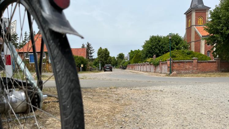 Für die vielen Nutzern des Elberadweges oft nur eine Randnotiz ist die Dorfstraße von Stiepelse für die Einwohner des Ortes schon ein Zentrum ihrer Gemeinschaft.