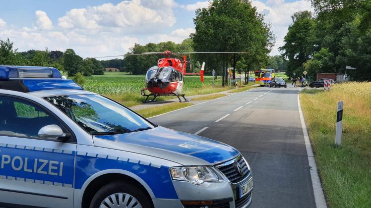 Bei einem schweren Unfall an der Bergedorfer Landstraße ist am Dienstagmittag ein Rettungshubschrauber gelandet.