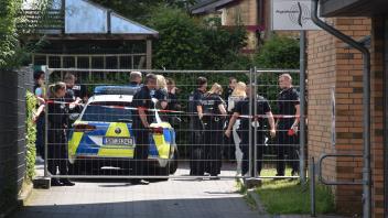 Tödliche Schüsse in Kieler Wohngebiet (Gustav Schatz Hof): Polizisten sperren den Tatort ab
