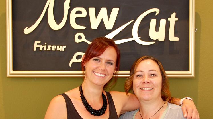 Das Team von Sarah Schmidt und Yvonne Dubil (v.l.) feiert 15 Jahre New Cut