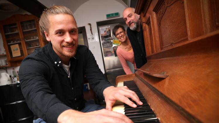 Nick Nordmann übernimmt den Pianisten-Part im neuen Session-Format, das er gemeinsam mit dem Rapper Arvid Blixen (nicht im Bild) entwickelt hat. Gastgeber sind Marianne Chmielewicz und Axel Schülke (im Hintergrund).
