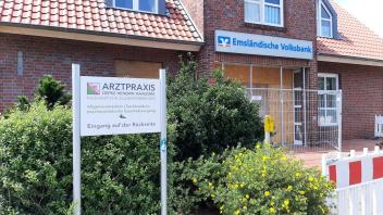Die Hausarztpraxis Haagsma in Twist-Schöninghsdorf ist seit der Geldautomatensprengung im Mai geschlossen.