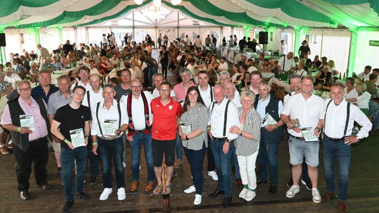 Die Chronik zum 75-jährigen Bestehen erhielten die verdienten Sportlerinnen und Sportler, die von Vorstand des SV Fortuna ausgezeichnet wurden.