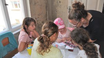 Ramona Seyfarth mit Schülerinnen der Grundschule Eldena im ZZK.