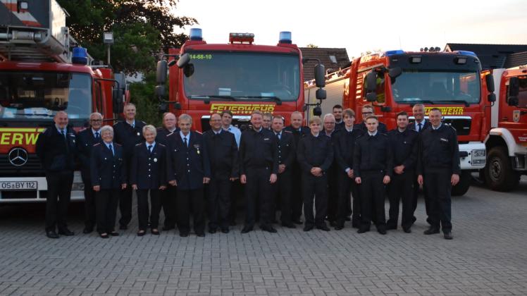Die Geehrten und Beförderten bei der Freiwilligen Feuerwehr Bramsche-Mitte zusammen mit Ortsbrandmeister Karsten Pösse (rechts) und seinem Stellvertreter Markus Leske (Zweiter von rechts).