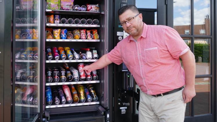 Restaurantinhaber  Ibrahim Celik hat in einen neuen Snack-Automaten investiert, um Hotelkunden und Anwohnern einen 24-Stunden-Service zu bieten.