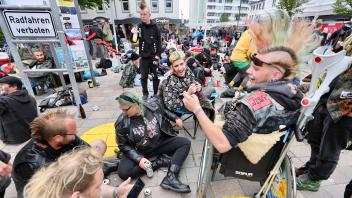 04.06.2022, Westerland. Punks am Brunnen bei EDEKA, Mit dem 9-Euro-Ticket auf Sylt —- Foto STAUDT