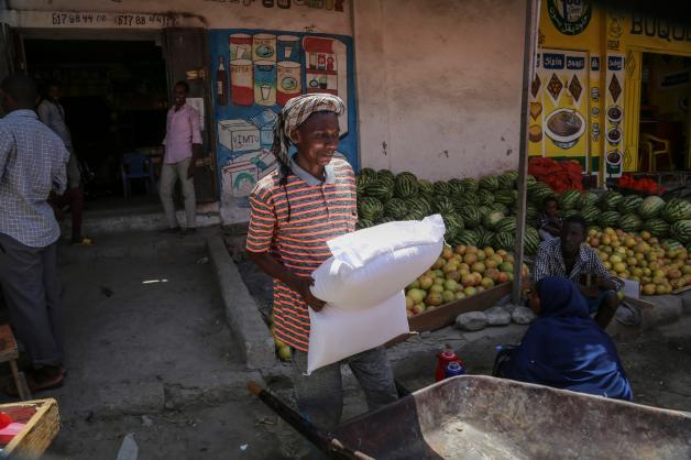 Damit die Menschen auch in Somalia immer ihr Essen einkaufen können, müssen Konflikte beendet werden. 