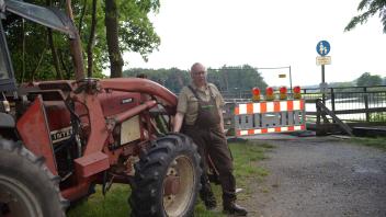 Seit dem 1. Januar 2011 kommt Landwirt Bernhard Pollmann nicht mehr zu seinen Flächen südlich der Großen Aa, denn die Brücke über die Mündung des Flusses in die Ems ist seitdem für den Kfz-Verkehr gesperrt.