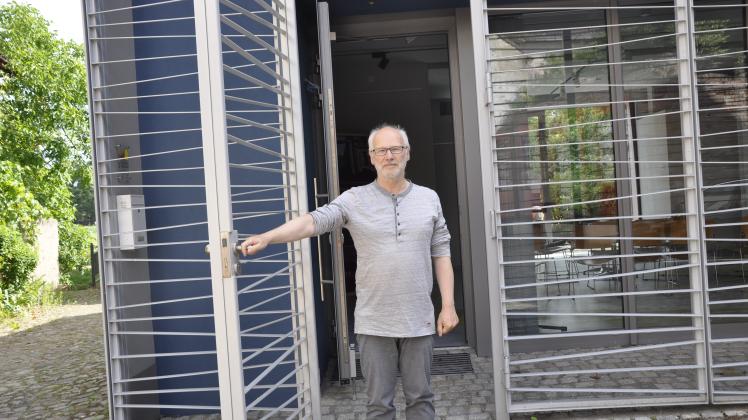 Vereinsvorsitzender Peter Radziwill will die Tür zum Judenhof wieder öfter öffnen.