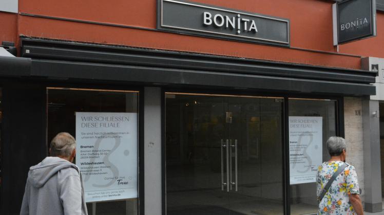 Die Bonita-Filiale in der Delmenhorster Innenstadt ist leergeräumt: Auf Plakaten an der Tür wird aktuell auf die nächsten Filialen in Bremen und in Wildeshausen hingewiesen.