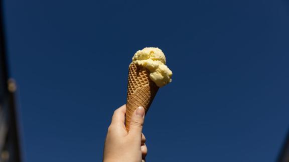 ARCHIV - Ob in Becher oder Waffel - im Sommer ist Eis der Snack schlechthin. Foto: Friso Gentsch/dpa