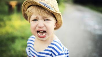 Portrait of screaming toddler wearing straw hat model released Symbolfoto PUBLICATIONxINxGERxSUIxAUT