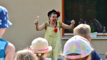 Als Clownette Babette tritt Babette Erdmann in Norddeutschland auf. Dieses Mal war sie zu Gast in der Kita am Burgsee und begeisterte knapp 100 Kinder.