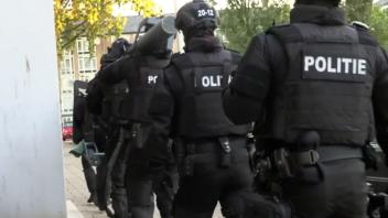 Niederländische Spezialkräfte der Polizei drangen Dienstag in Amsterdam in eine Wohnung ein, in der ein mutmaßlicher Automatensprenger festgenommen werden sollte.
