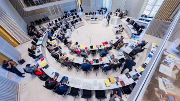 Blick in den Plenarsaal des Landtags von Mecklenburg-Vorpommern. Foto: Jens Büttner/dpa