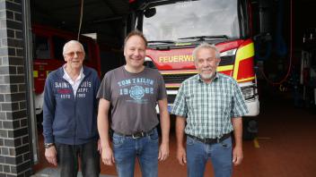 Ein halbes Jahrhundert Feuerwehrerfahrung haben Ferdinand Starke (links) und Heinrich Einhaus (rechts), in der Mitte Ortsbrandmeister Dirk Hohensee von der Freiwilligen Feuerwehr Twist.