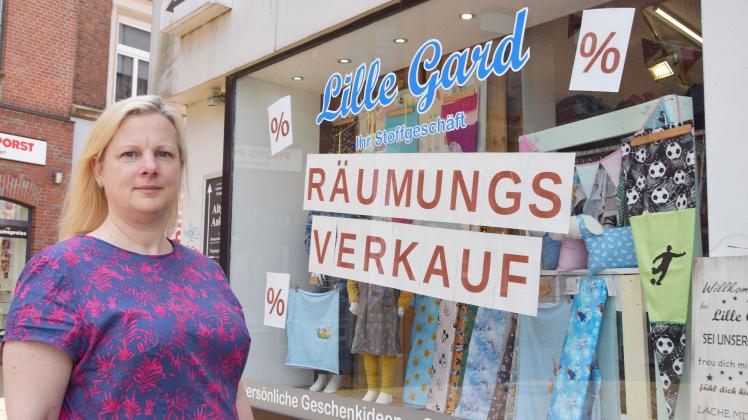 Svenja Haseleu schließt ihr Geschäft am Schloßplatz Anfang August. Noch läuft der Räumungsverkauf. 