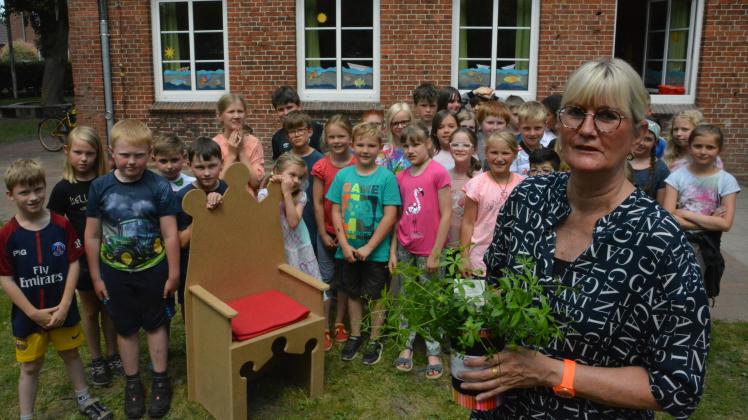 Wenn mal etwas daneben geht: Krone richten und weitermachen. Diesen Rat gab Schulleiterin Birgit Humberg ihren Schülern der Grundschule Habbrügge bei ihrer Verabschiedung in den Ruhestand.