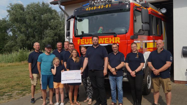 Bei einer Spendenaktion der Schlagsdorfer Brandschützer kamen mehr als 500 Euro zusammen.