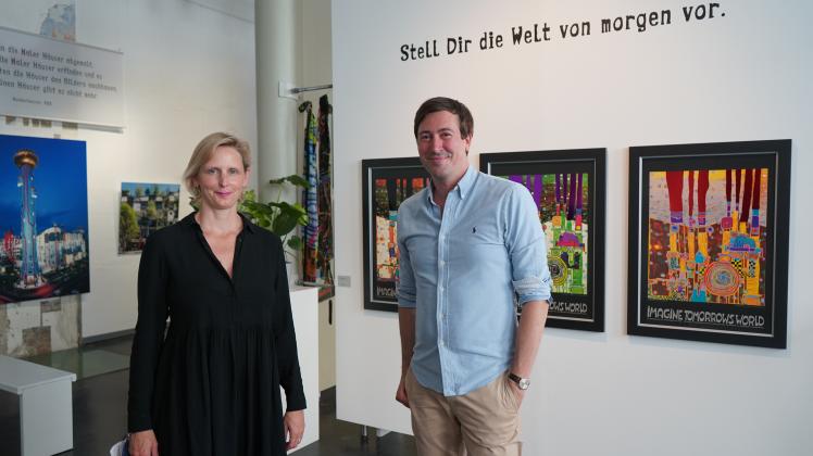 Dr. Katharina Schlüter, Geschäftsführerin bei den Stiftungen der Sparkasse Holstein, und Gregor Wörner, Leihgeber der Ausstellung, präsentieren im Marstall Werke von Hundertwasser. 