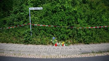 Menschen haben Kerzen, Blumen und Figuren am Tatort abgelegt, wo eine 15-Jährige getötet wurde. Foto: Julian Stratenschulte/dpa