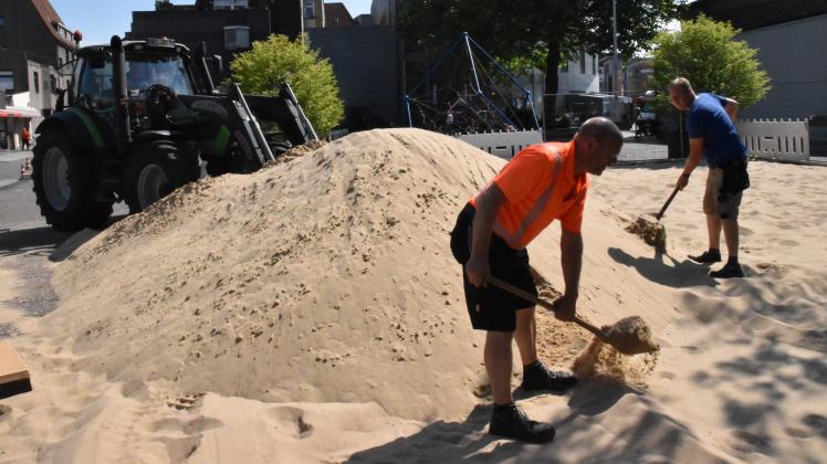Erst die Arbeit, dann das Chillen: Mitarbeiter des Delmenhorster Baubetriebs haben die Sandfläche in der City am Donnerstag vorbereitet.
