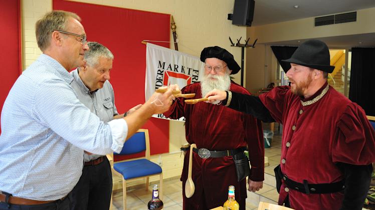 Die Tradition verlangt die Besiegelung der Einladung durch einen Schnaps aus einem Holzlöffel, den Volker Hatje (von links), Andreas Hahn, Manfred Will und Michael Stumm im Rathaus trinken.