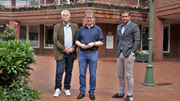 author Christian Zimmermann (links) und Bürgermeister Marc Trampe (rechts) empfingen Ralf Stegner im Rellinger Rathaus.