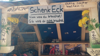 Jugend für Jugend hat in Bargteheide ein Tauschhaus aufgestellt. Es heißt „Schenk Eck“ und steht derzeit am Volkspark.