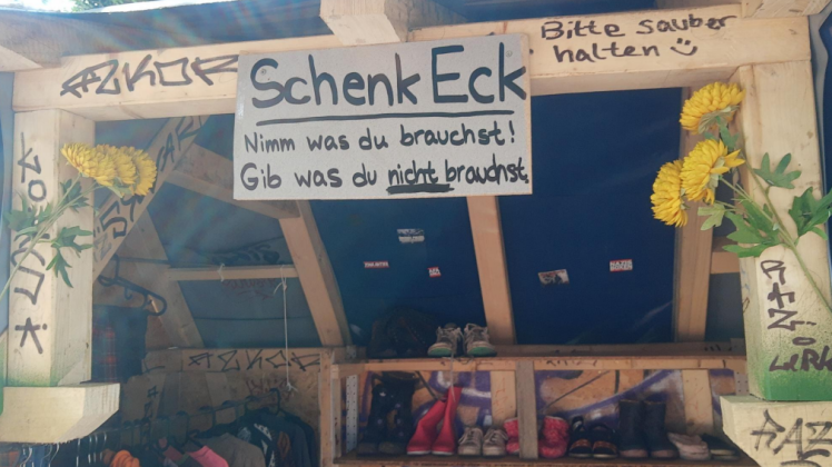 Jugend für Jugend hat in Bargteheide ein Tauschhaus aufgestellt. Es heißt „Schenk Eck“ und steht derzeit am Volkspark.