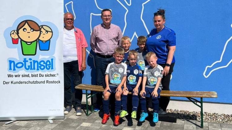Mit ihren Trikots machen die Jungfußballer des SV Pastow seit Kurzem auf das Projekt Notinsel des Kinderschutzbundes aufmerksam.