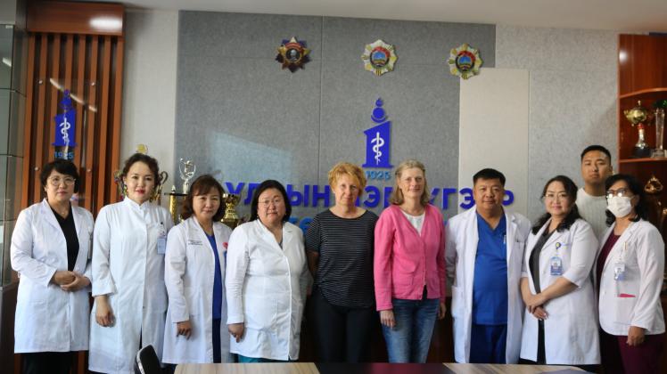 In dem mongolichen Krankenhaus in Ulaanbaatar wurden Andrea Faustmann und Birgit Stegemann herzlich aufgenommen.