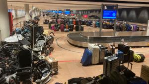 Kofferchaos am Hamburger Flughafen.
