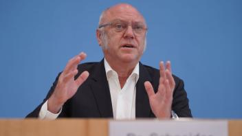 Ulrich Schneider, Hauptgeschäftsführer des Paritätischen Gesamtverbands, stellt den Armutsbericht vor. Foto: Jörg Carstensen/dpa