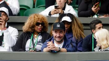 In Wimbledon noch unter den Zuschauern: Venus Williams (r) hinter dem Ehemann ihrer Schwester, Alexis Ohanian, und neben ihrer Mutter Oracene Prince. Foto: Frank Molter/dpa