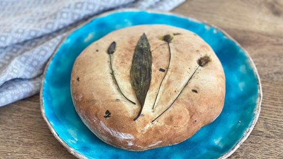 HANDOUT - Die ganzen Blätter und Blütenähren des Spitzwegerich machen aus der Focaccia ein kleines Gemälde. Foto: Anja Fischer/Servus Verlag /dpa-tmn - ACHTUNG: Nur zur redaktionellen Verwendung im Zusammenhang mit dem genannten Text und nur bei vollständiger Nennung des vorstehenden Credits HANDOUT - Die ganzen Blätter und Blütenähren des Spitzwegerich machen aus der Focaccia ein kleines Gemälde. Foto: Anja Fischer/Servus Verlag /dpa-tmn - ACHTUNG: Nur zur redaktionellen Verwendung im Zusammenhang mit dem genannten Text und nur bei vollständiger Nennung des vorstehenden Credits