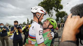ARCHIV - Werden 2022 bei der Tour de France fehlen: Mark Cavendish (r) und Julian Alaphilippe. Foto: Pool Cor Vos/BELGA/dpa