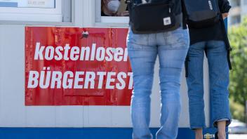 Ein Schnelltestzentrum in Leipzig. Ab heute tritt eine neue Verordnung zu den bisher kostenlosen Bürgertests in Kraft. Foto: Hendrik Schmidt/dpa