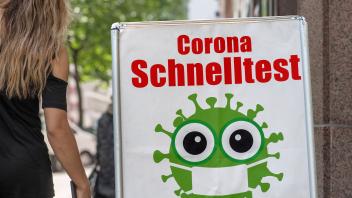kostenloser Corona Schnelltest, Schild, München, 20. Juni 2022 Deutschland, München, 20. Juni 2022, Teststelle bietet k