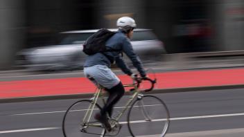 ARCHIV - Laut einer Forsa-Umfrage sind 59 Prozent der Befragten für eine allgemeine Fahrradhelmpflicht. Eine Helmpflicht für E-Bike-Fahrer befürworten sogar 77 Prozent. Foto: Monika Skolimowska/dpa-Zentralbild/dpa