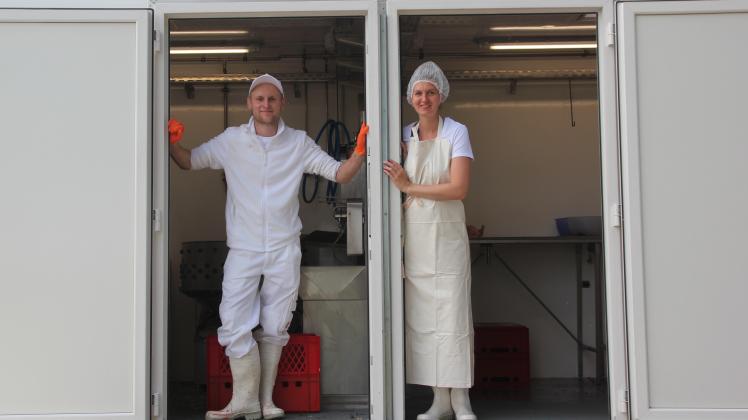 Ove und Gönke Johannsen aus Emmelsbüll-Horsbüll stehen am 29. Juni 2022 in Sprakebüll in den Eingangstüren ihrer mobilen Geflügelschlachterei.